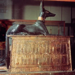 Anubis, ägyptischer Gott der Toten, auf einer Truhe in Form eines Schreins, aus dem Grab von Tutanchamun